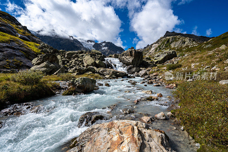 位于瑞士斯泰因冰川和斯泰因湖周围的美丽的瑞士阿尔卑斯山的Susten Pass